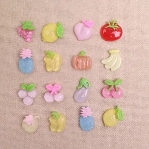 Primo piano di ciondoli di frutta in resina traslucida colorata per custodie fai-da-te.