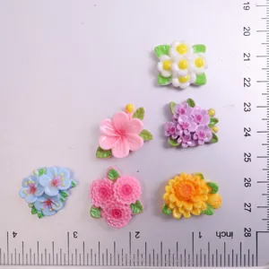 Gros plan de fleurs en resine avec regle pour details de bricolage et accessoires de coque