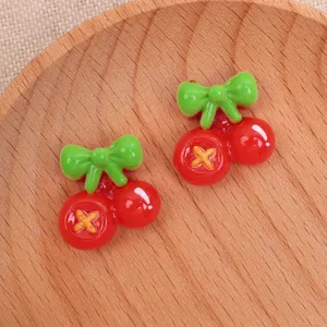 Détail de breloque DIY cerise en résine, cabochon de fruit rouge mignon avec nœud vert.
