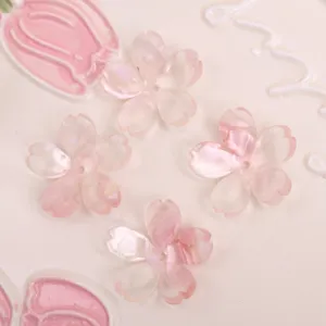 Accessori per gioielli DIY in acetato di fiori a cinque petali rosa, ciondoli glitterati carini.
