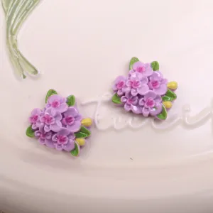 Gros plan detail de cabochons de fleurs en resine violette avec feuilles pour bricolage