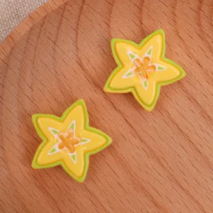 Gros plan détail de charmants cabochons en résine en forme de carambole pour loisirs.