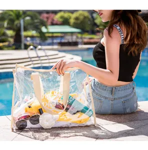 Détail de sac de plage en PVC transparent, fourre-tout de voyage imperméable au bord de la piscine.