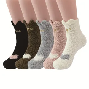 Morbide calze invernali in pile corallino da donna con orecchie e ricamo di zampe di gatto.