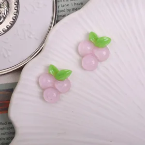 Simpatici ciondoli frutta bacche in resina accessori DIY per fermagli e cover per cellulari.