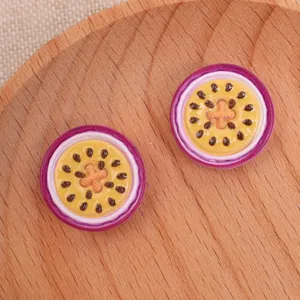 Detail de breloque tranche de fruit en resine, style dessin anime, ideal pour projets DIY.