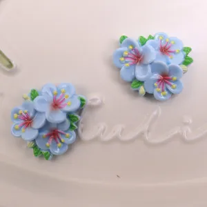 Vue détaillée d'accessoire de bijoux DIY fleur bleue, conception d'artisanat exquis.