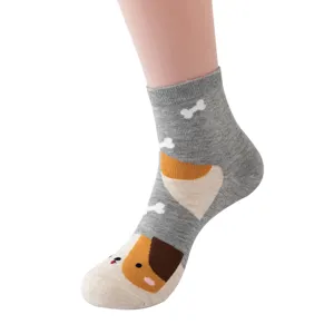 Vue détaillée de chaussettes mi-hautes en coton gris avec motif de chiot mignon, doux.