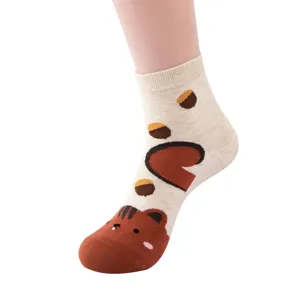 Vue détaillée de chaussettes mi-hautes en coton pour femmes avec motif d'animaux mignons.