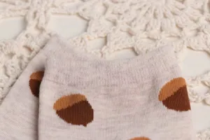 Chaussettes mi-mollet pour femmes avec joli motif de gland en tissu tricoté doux et respirant.
