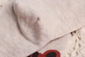 Chaussettes mi-mollet en coton pour femmes vue détaillée, tissu tricoté doux et respirant.