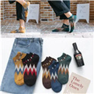Détail de chaussettes basses confortables avec semelle bouclette et motif zigzag tendance.