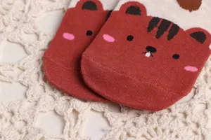 Détail de chaussettes en coton à motif d'animal marron mignon vue en gros plan tissu.