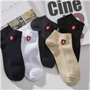 Vue détaillée de chaussettes invisibles basses de différentes couleurs avec broderie délicate.