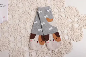 Détail chaussettes coton mignon chiot dessin animé, chaussettes grises respirantes avec os.