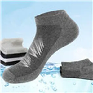 Chaussettes de sport basses homme avec maille respirante et semelle éponge confortable.