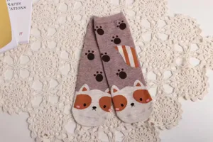 Détail de chaussettes chat chien mignon, texture en coton doux vue rapprochée charmante