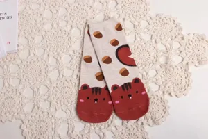 Chaussettes mi-hautes en coton à motif d'animaux mignons en beige, belle vue détaillée.