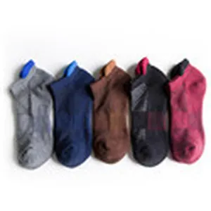 Vue de detail en gros plan de chaussettes de sport en coton aux couleurs variees