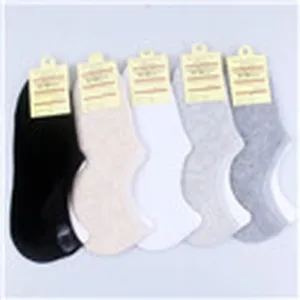 Vue de détail de chaussettes invisibles basses multicolores avec étiquettes, usage quotidien.