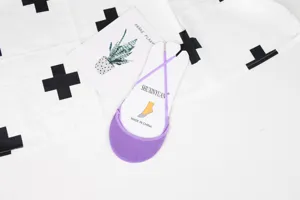 Vista dettagliata di calzini invisibili in cotone viola colore caramella da donna.