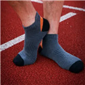 Vue détaillée de chaussettes de sport homme, coton peigné respirant avec semelle éponge confort.