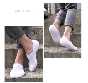 Vue détaillée de chaussettes invisibles basses blanches portées, montrant la semelle en éponge.