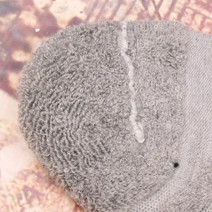 Gros plan détaillé du tissu de chaussette grise à semelle bouclette douce et confortable.