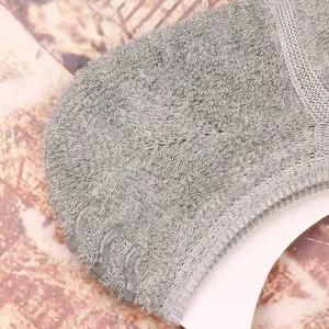 Chaussettes de sport basses grises en bouclette avec semelle antidérapante en détail.