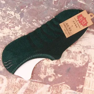 Chaussettes basses homme vert foncé avec design rayé et fond éponge confortable pour le sport.