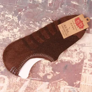 Chaussettes invisibles marron pour homme avec semelle bouclette et rayures, détail confortable.