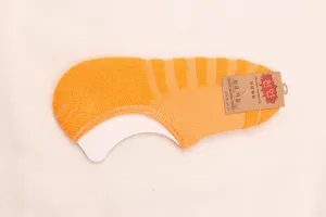 Chaussettes invisibles de sport basses orange pour hommes avec semelle éponge et grip.