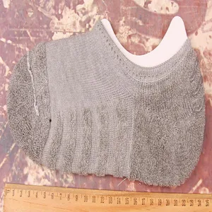 Vue détaillée de chaussettes invisibles de sport grises basses avec semelle en éponge.