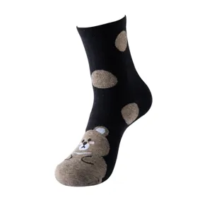 Vue rapprochée détaillée de la chaussette en coton noir avec motif d'ours et de pois mignons.