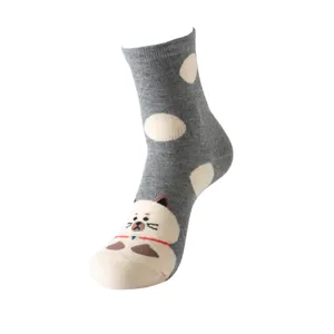 Gros plan detail de chaussette femme en coton gris avec pois blancs et motif de chat.