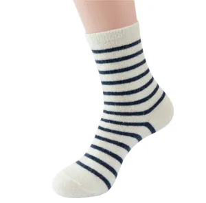 Damen Winter gestreifte Wollsocken, dicke Kaschmir Mittelsocken warm für kalte Tage.