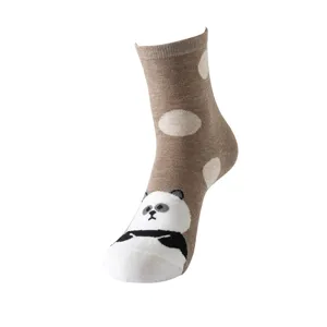 Chaussettes en coton pour femmes avec motif panda mignon et pois, coupe mi-haute confortable.