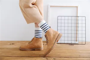 Damen Winter gestreifte warme Mittelsocken Detailansicht mit gemütlicher Stricktextur.