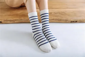 Wuschelige Winter gestreifte Wollsocken Damen, dicke Thermomittelsocken Kaschmir Detail.