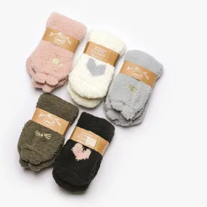 Comode calze da donna in pile corallo, calzini invernali caldi spessi con ricamo.