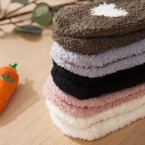 Dettaglio di calze invernali spesse in pile corallo soffice, calzini peluche caldi e accoglienti.