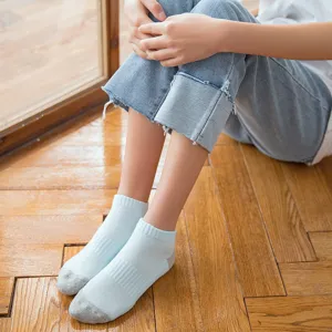 Comfortable solid color mesh low-cut socks for women, breathable sports boat socks.