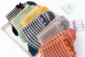 Cute vintage plaid ruffle mid-tube women socks, sweet preppy style cotton socks detail.