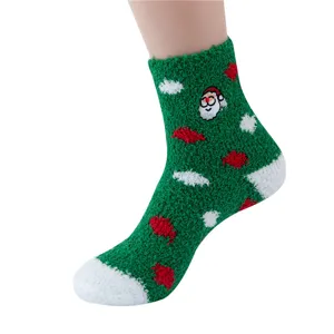 Vista dettagliata delle calze natalizie verdi peluche con simpatico motivo di Babbo Natale morbido.
