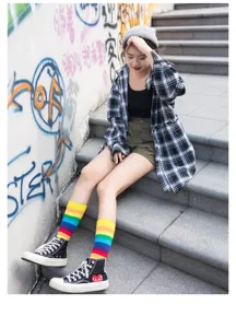 Chaussettes longues rayées arc-en-ciel en coton coloré pour hommes et femmes, style urbain.