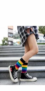 Vue détaillée de chaussettes montantes en coton rayé arc-en-ciel, douces et respirantes.