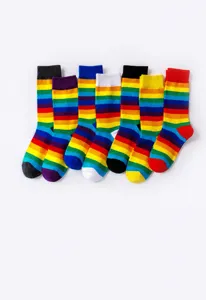 Chaussettes rayées arc-en-ciel pour hommes et femmes, chaussettes longues en coton doux en détail.