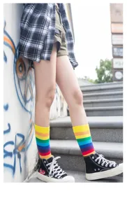 Chaussettes hautes rayées arc-en-ciel colorées pour femme et homme, coton doux sport loisir.