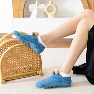 Calze da pavimento antiscivolo calde da donna pantofole da interno con pon pon carini.