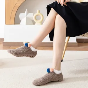 Comodi calzini da casa peluche morbidi da donna con pon pon caldi antiscivolo invernali.